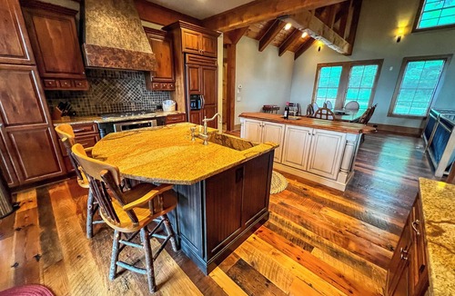 West Jefferson Cabin | Escape the Heat, Embrace the Mtns! 6BR/5BA w/Views Near West Jefferson