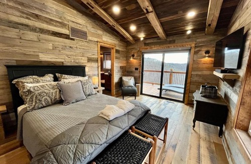 Heidelberg House | Estill Oaks - Luxe Mountain View Retreat -Hot Tub - Secluded 80-Acre Escape for 16 Guests