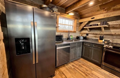 Heidelberg Cabin | Estill Oaks - Luxe Mountain View Retreat -Hot Tub - Secluded 80-Acre Escape for 16 Guests