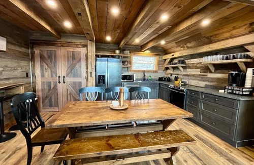 Heidelberg Cabin | Estill Oaks - Luxe Mountain View Retreat -Hot Tub - Secluded 80-Acre Escape for 16 Guests