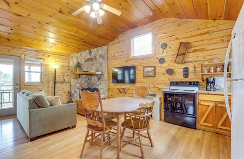 Eureka Springs Cabin | Eureka Springs Cabin on 9+ Acres: Community Perks!