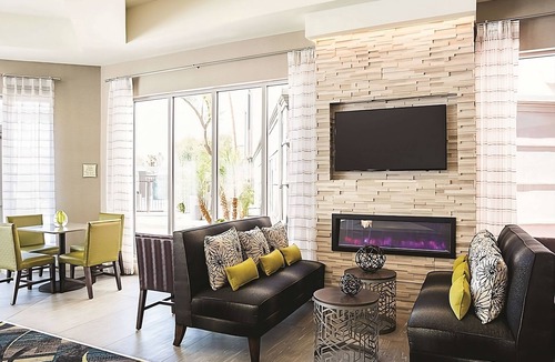 Ahwatukee Foothills Hotel | Executive King Room, La Quinta Inn & Suites, Complimentary Breakfast