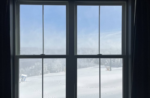 Edray Apartment | Exp-Station226 Slope side view-Ski-in/Out-SnowShoe