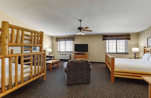 St. Joseph Hotel | Expanded King Bunk Bed Suite, Stoney Creek St. Joseph, Heated Pool!