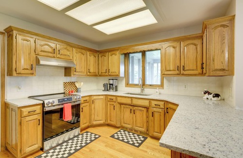 Springfield House | Explore Springfield! Spacious Family Home w/Yard