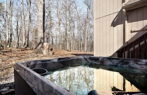 The Woods Cabin | Exquisite Mountain Cabin Retreat near Cacapon River in West Virginia