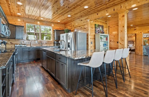 Frenchburg Cabin | Fabulous immense lodge, sitting on top of the world, with breathtaking views