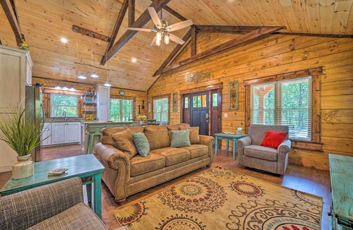 Hatton Cabin | 'Falling Star' Eagletown Cabin w/Hot Tub: Pets OK