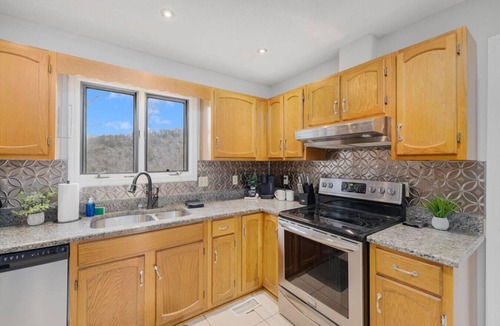 Kingsport House | Fam & pet friendly home in Kpt