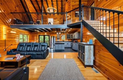 Rogers Cabin | Family Cabin | Hot Tub, Game Loft, & Gorge Trails!