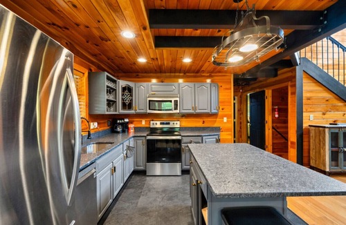Rogers Cabin | Family Cabin | Hot Tub, Game Loft, & Gorge Trails!