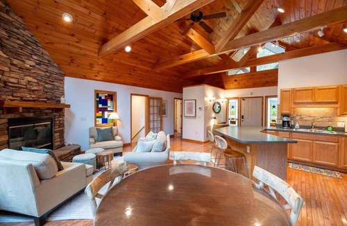 Berkeley Springs House | Family-Friendly Cabin – Games, Fire Pit, & Nature!