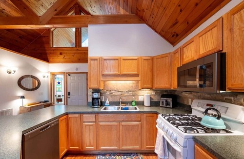 Berkeley Springs House | Family-Friendly Cabin – Games, Fire Pit, & Nature!