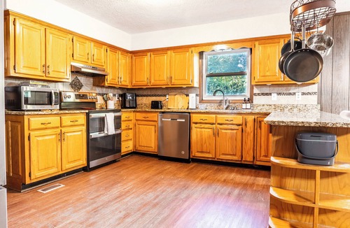 Central House | Family-friendly Farmhouse Johnson City ETSU Bristol Motor Speedway