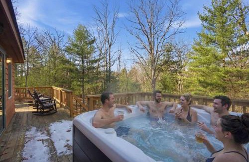 North Glade Hills House | Family-Friendly Home w Hot Tub Fire Pit Games
