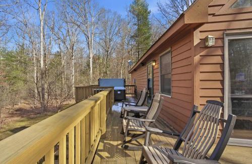 North Glade Hills House | Family-Friendly Home w Hot Tub Fire Pit Games