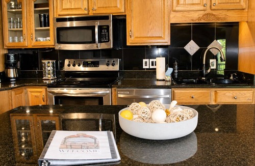 Oak Grove House | Family-Friendly Lakefront Home – 3 Bedrooms, Amazing Lake Views