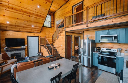Campton Cabin | Family Friendly | Private | Kids Games | Hot Tub | Sleeps 8
