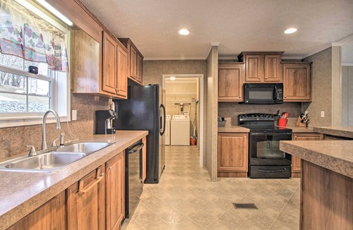 Moneta House | Family Lake Retreat w/Screened Deck!