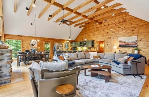 Berkeley Springs Ski Chalet | Family Mountain Escape - Game Room + Speakeasy + Hot Tub + Dog Friendly!