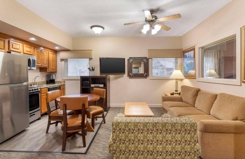 Pittman Center Hotel | Family Suite with BBQ Near Gatlinburg Surrounded by Nature