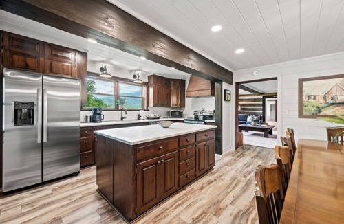 Pittman Center Cabin | Far Horizons: MtnView HotTub PoolTbl KingSuites