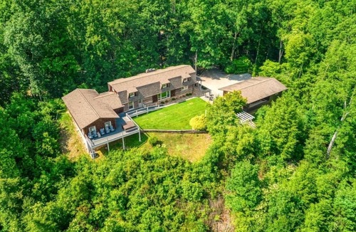 Pittman Center Cabin | Far Horizons: MtnView HotTub PoolTbl KingSuites