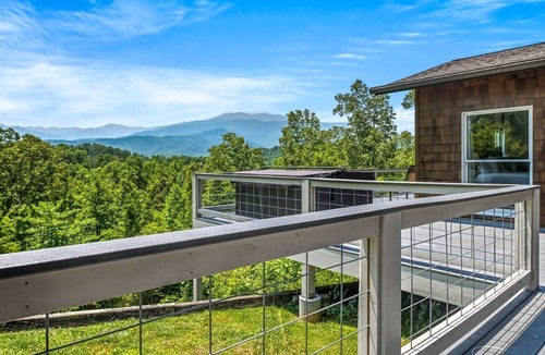 Pittman Center Cabin | Far Horizons: MtnView HotTub PoolTbl KingSuites