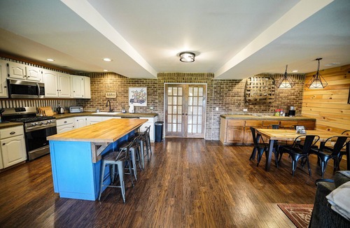 Campton House | Farmhouse by the Lake with FAST Fiber Internet + Washer/Dryer!