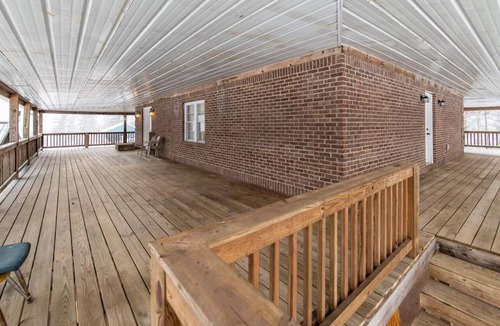 Campton House | Farmhouse by the Lake with FAST Fiber Internet + Washer/Dryer!