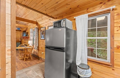 Saint Helens Cabin | Fern Gulley Cabin with Hot Tub, Pet Friendly, near DBBB/Hollerwood