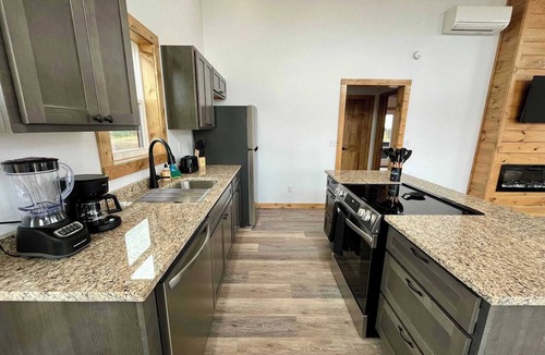 Rogers Cabin | Fernwood Cabin | Pet-Friendly w/Hot Tub