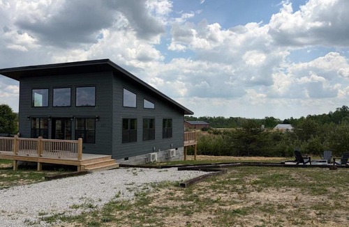 Rogers House | Fernwood Cabin - Pet-Friendly w Hot Tub