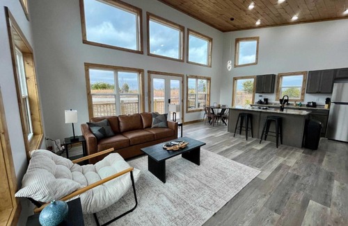 Rogers House | Fernwood Cabin - Pet-Friendly w Hot Tub