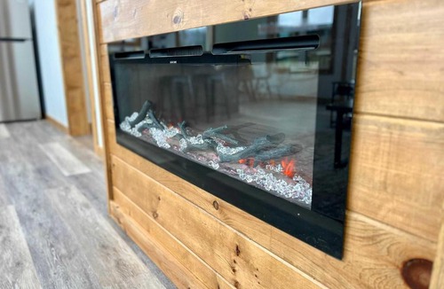 Rogers House | Fernwood Cabin - Pet-Friendly w Hot Tub