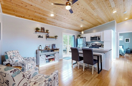 Carson Cottage | Fire Pit & Mtn Views! Cabin, Steps to Wind River
