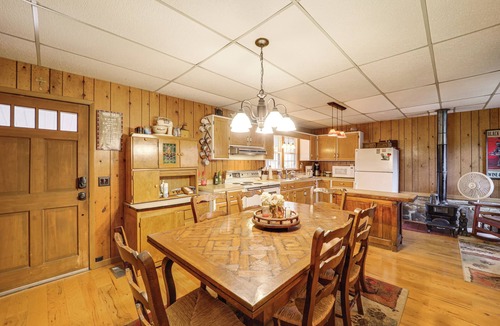 Linville Falls House | Fire Pit & Porch! Rustic Linville Falls Cottage