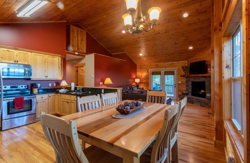Banner Elk Cabin | Firefly Cabin: Views, Hot Tub, Firepit, Dog Friendly, High-Speed WiFi, 15min to Banner Elk!