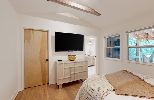 Newland Cottage | Fishing Cabin | Dog-friendly cottage in Newland with pool, golf, fishing, grills