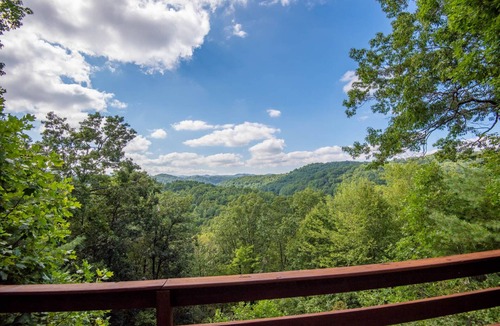 Fleetwood Cottage | Fleetwood Falls - VIEWS - Lake and New River Access - Close to Todd & Boone - 30 Min to Skiing