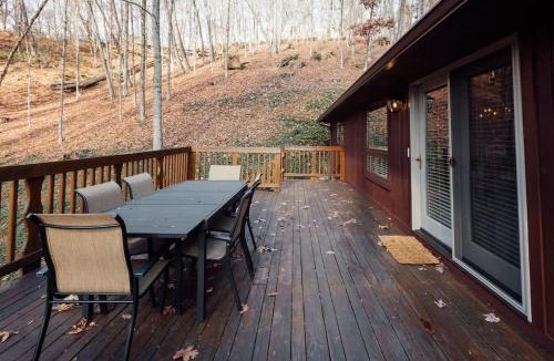 Johnson City House | Forest Chalet Retreat Minutes from Downtown 4 bed