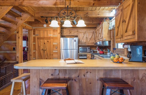 Frank Cabin | Forget Me Not | Cozy Log Cabin & Breathtaking Mountain Views!