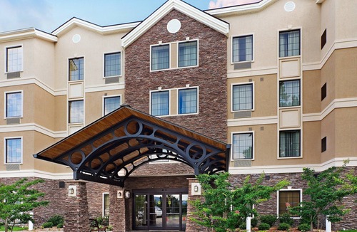 Lake Hamilton Condo | Free Breakfast. Pool. Visit Hot Springs National Park!