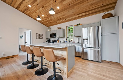 Stanton Cabin | Freya's Retreat - Hot Tub - RRG