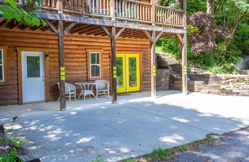 Chimney Rock Cabin | Front door neighbor of CHIMNEY ROCK-lower unit