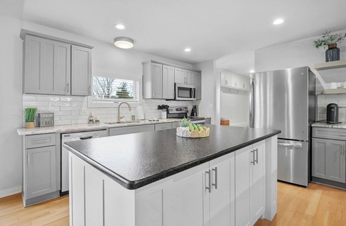 Rogers House | Fuller House: Waterfront > Hot Tub > Fire Pit > Game Room