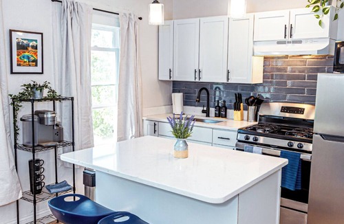 Roselawn Finance Apartment | Fully furnished 2-bedroom apartment in lovely Cincinnati with paid utilities!
