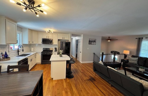 Geyser Crest House | Fully renovated- 2 LIVING ROOMS, HOT TUB, POOL, GAME ROOM, FIREPIT, PAGODA.