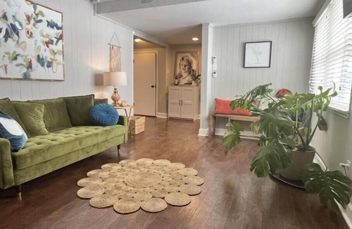 Lexington House | Funky 60’s vib guest suite in Lexington’s horse country