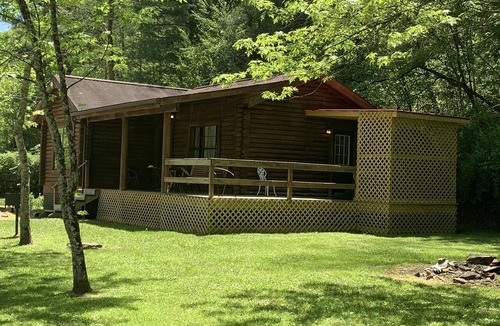 Slade Cabin | Getaway cabin close to Natural Bridge State Park with hot tub and internet